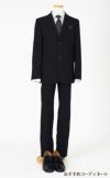 特別な日にぴったりのブラックカラーの男の子用フォーマルスーツ。シンプルで美しいシルエットが魅力のAngel's Closetの子供フォーマル レンタル商品（【レンタル】ストライプシャツ2つボタンベーシックスーツ4点セット(CAT555610) ブラック）｜画像9