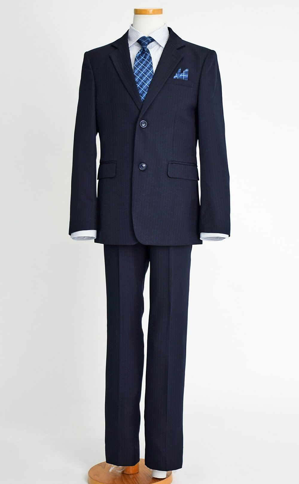 特別な日にぴったりのネイビーカラーの男の子用フォーマルスーツ。シンプルで美しいシルエットが魅力のAngel's Closetの子供フォーマル レンタル商品（【レンタル】ストライプシャツ2つボタンベーシックスーツ4点セット(CAT555610) ネイビー）｜画像3