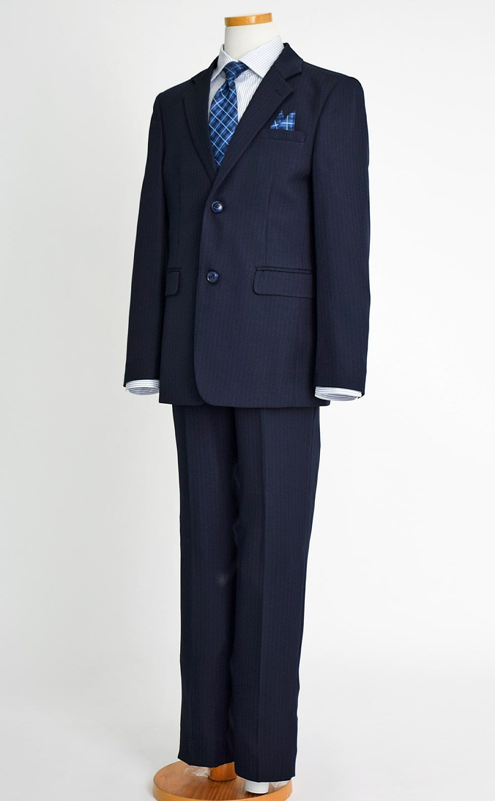 特別な日にぴったりのネイビーカラーの男の子用フォーマルスーツ。シンプルで美しいシルエットが魅力のAngel's Closetの子供フォーマル レンタル商品（【レンタル】ストライプシャツ2つボタンベーシックスーツ4点セット(CAT555610) ネイビー）｜画像4