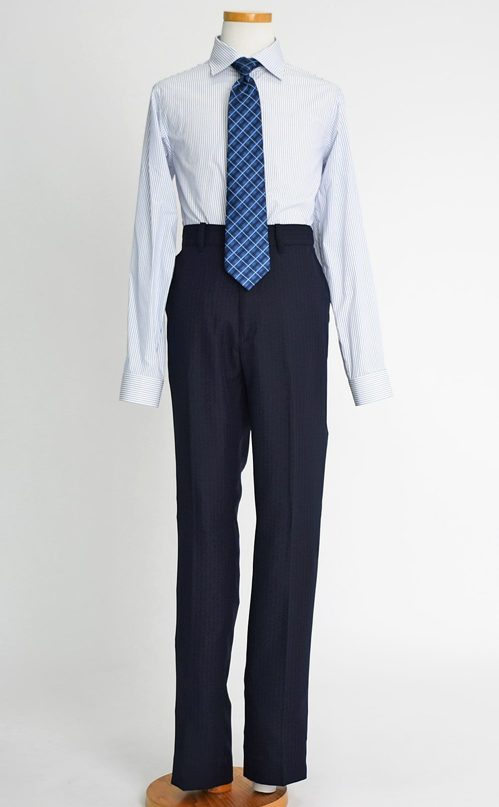 特別な日にぴったりのネイビーカラーの男の子用フォーマルスーツ。シンプルで美しいシルエットが魅力のAngel's Closetの子供フォーマル レンタル商品（【レンタル】ストライプシャツ2つボタンベーシックスーツ4点セット(CAT555610) ネイビー）｜画像7