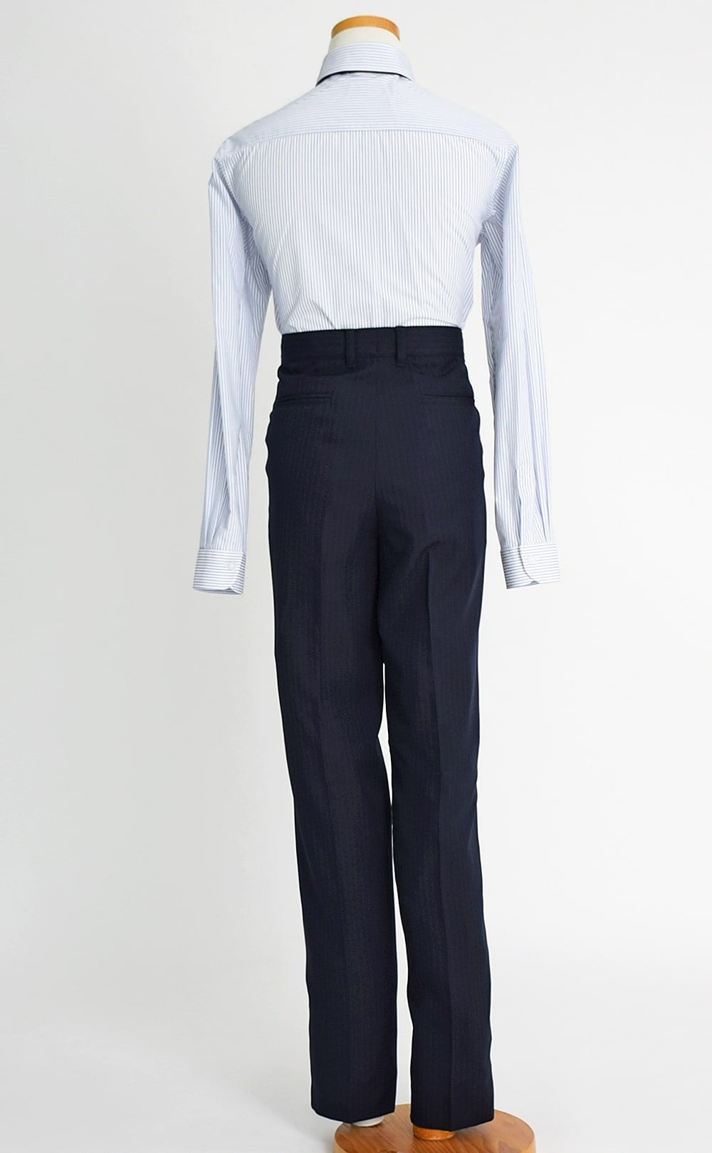 特別な日にぴったりのネイビーカラーの男の子用フォーマルスーツ。シンプルで美しいシルエットが魅力のAngel's Closetの子供フォーマル レンタル商品（【レンタル】ストライプシャツ2つボタンベーシックスーツ4点セット(CAT555610) ネイビー）｜画像8