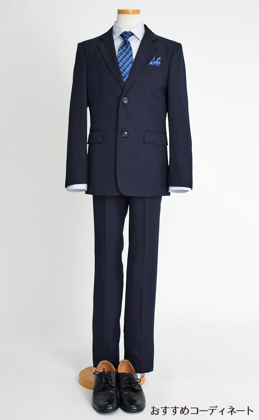 特別な日にぴったりのネイビーカラーの男の子用フォーマルスーツ。シンプルで美しいシルエットが魅力のAngel's Closetの子供フォーマル レンタル商品（【レンタル】ストライプシャツ2つボタンベーシックスーツ4点セット(CAT555610) ネイビー）｜画像9