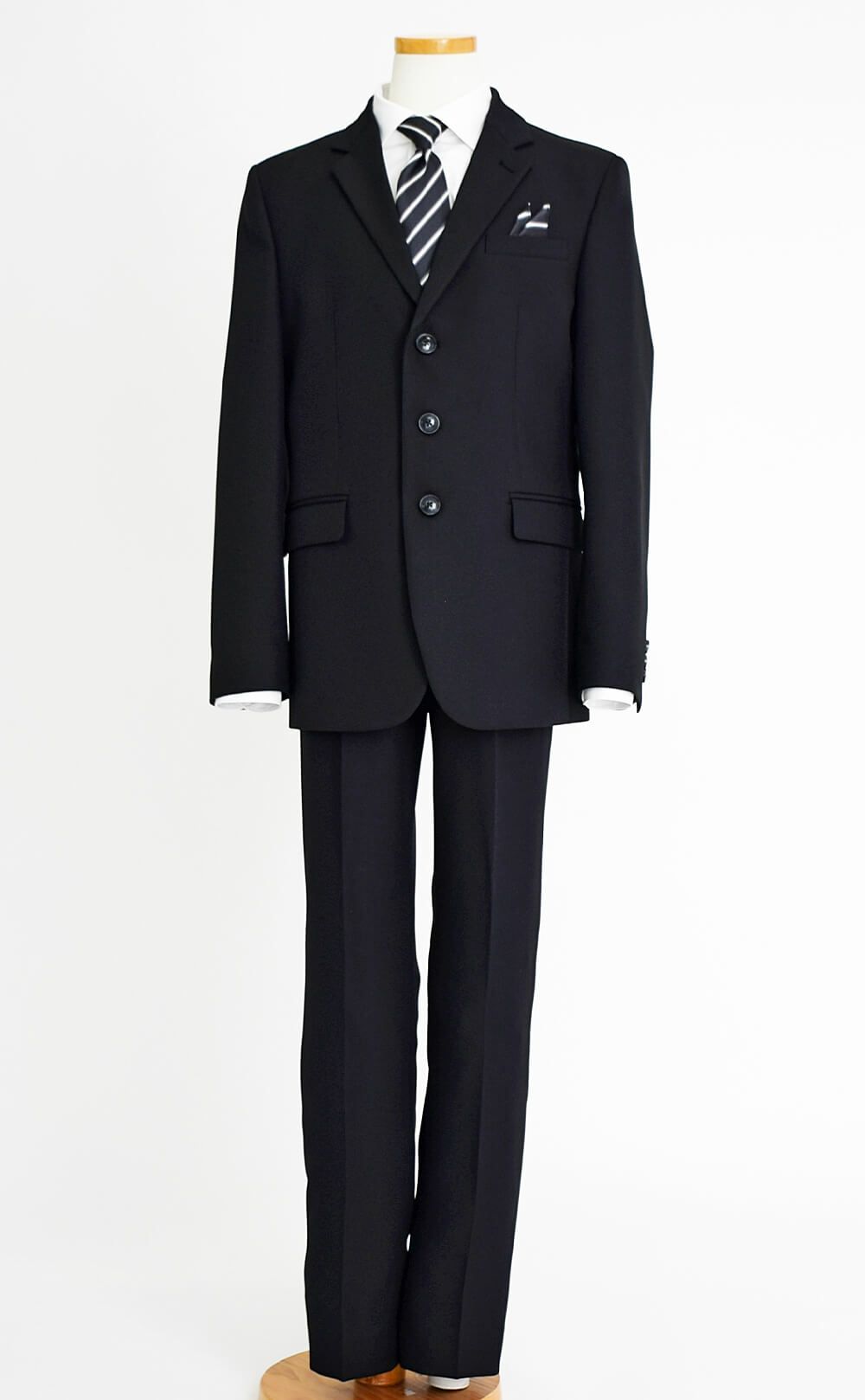 特別な日にぴったりのブラックカラーの男の子用フォーマルスーツ。シンプルで美しいシルエットが魅力のAngel's Closetの子供フォーマル レンタル商品（【レンタル】レジメンタルタイ3つボタンベーシックスーツ4点セット(CAT555611) ブラック）｜画像3
