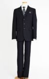 特別な日にぴったりのブラックカラーの男の子用フォーマルスーツ。シンプルで美しいシルエットが魅力のAngel's Closetの子供フォーマル レンタル商品（【レンタル】レジメンタルタイ3つボタンベーシックスーツ4点セット(CAT555611) ブラック）｜画像3