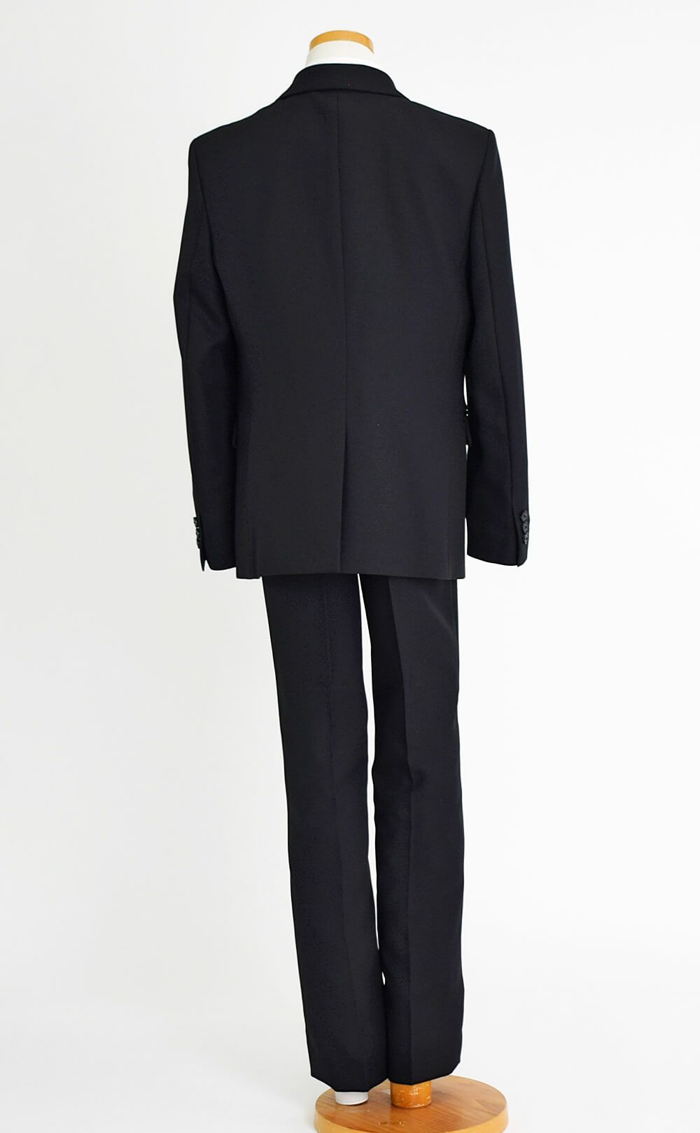 特別な日にぴったりのブラックカラーの男の子用フォーマルスーツ。シンプルで美しいシルエットが魅力のAngel's Closetの子供フォーマル レンタル商品（【レンタル】レジメンタルタイ3つボタンベーシックスーツ4点セット(CAT555611) ブラック）｜画像5
