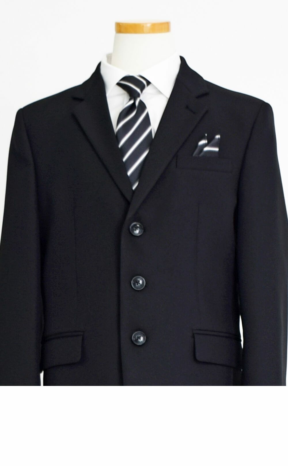 特別な日にぴったりのブラックカラーの男の子用フォーマルスーツ。シンプルで美しいシルエットが魅力のAngel's Closetの子供フォーマル レンタル商品（【レンタル】レジメンタルタイ3つボタンベーシックスーツ4点セット(CAT555611) ブラック）｜画像6