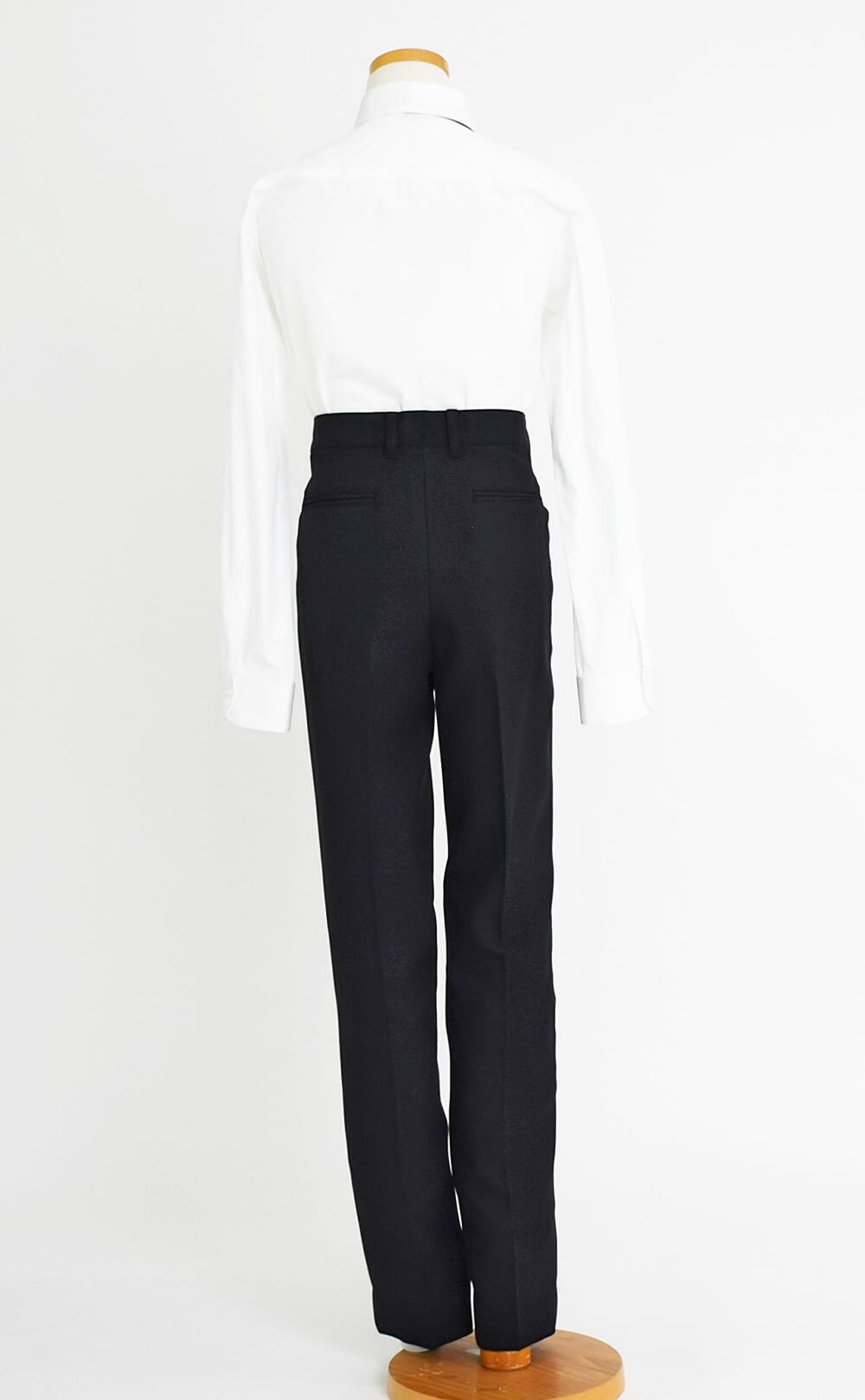 特別な日にぴったりのブラックカラーの男の子用フォーマルスーツ。シンプルで美しいシルエットが魅力のAngel's Closetの子供フォーマル レンタル商品（【レンタル】レジメンタルタイ3つボタンベーシックスーツ4点セット(CAT555611) ブラック）｜画像8