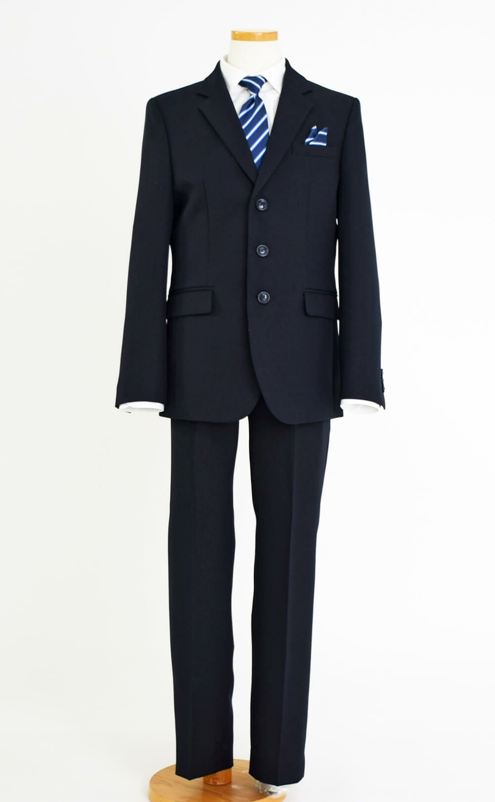 特別な日にぴったりのネイビーカラーの男の子用フォーマルスーツ。シンプルで美しいシルエットが魅力のAngel's Closetの子供フォーマル レンタル商品（【レンタル】レジメンタルタイ3つボタンベーシックスーツ4点セット(CAT555611) ネイビー）｜画像3