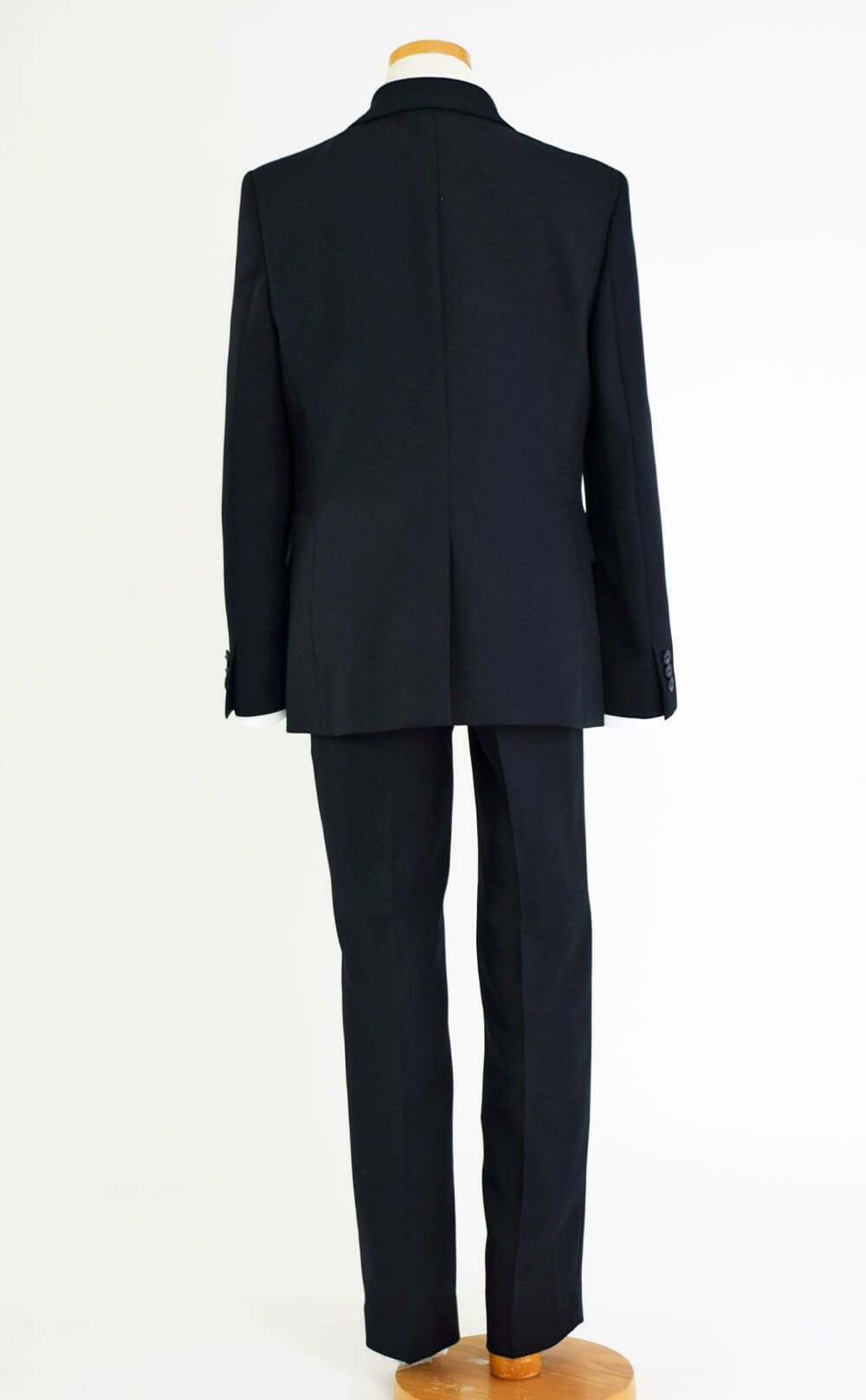 特別な日にぴったりのネイビーカラーの男の子用フォーマルスーツ。シンプルで美しいシルエットが魅力のAngel's Closetの子供フォーマル レンタル商品（【レンタル】レジメンタルタイ3つボタンベーシックスーツ4点セット(CAT555611) ネイビー）｜画像5
