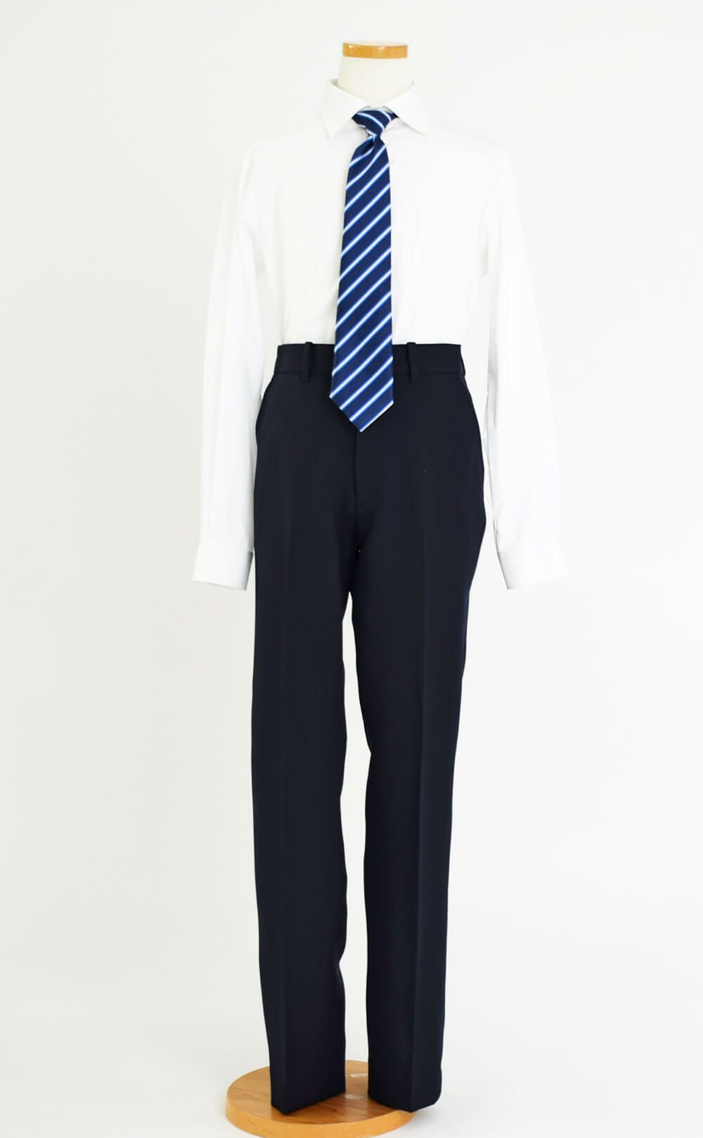 特別な日にぴったりのネイビーカラーの男の子用フォーマルスーツ。シンプルで美しいシルエットが魅力のAngel's Closetの子供フォーマル レンタル商品（【レンタル】レジメンタルタイ3つボタンベーシックスーツ4点セット(CAT555611) ネイビー）｜画像7