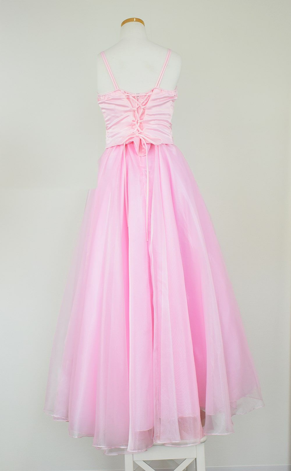 ピアノ発表会や結婚式にぴったりのピンクカラーの女の子用キッズドレス。シンプルで美しいシルエットが魅力のAngel's Closetの子供ドレス レンタル商品（【レンタル】キャビアビーズ＆ダイアゴナルボディオーガンジースカートドレス（HC1568）ピンク）｜画像5