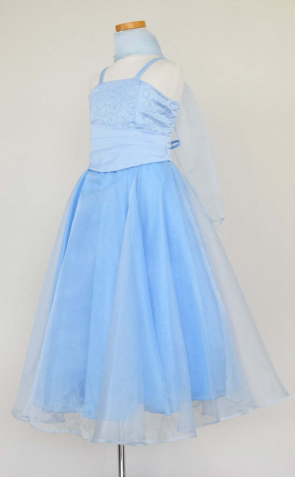 ピアノ発表会や結婚式にぴったりのブルーカラーの女の子用キッズドレス。シンプルで美しいシルエットが魅力のAngel's Closetの子供ドレス レンタル商品（【レンタル】キャビアビーズ＆ダイアゴナルボディオーガンジースカートドレス（HC1568）ベビーブルー）｜画像4