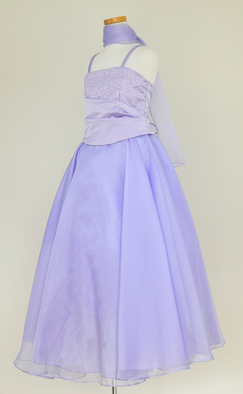 ピアノ発表会や結婚式にぴったりのライラックカラーの女の子用キッズドレス。シンプルで美しいシルエットが魅力のAngel's Closetの子供ドレス レンタル商品（【レンタル】キャビアビーズ＆ダイアゴナルボディオーガンジースカートドレス（HC1568）ライラック）｜画像4