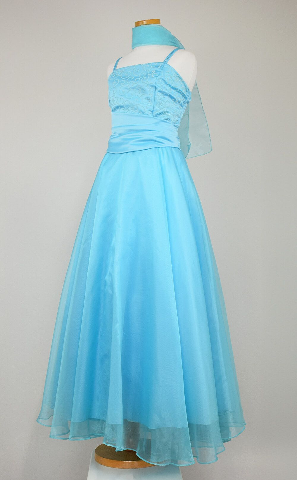 ピアノ発表会や結婚式にぴったりのカラーの女の子用キッズドレス。シンプルで美しいシルエットが魅力のAngel's Closetの子供ドレス レンタル商品（【レンタル】キャビアビーズ＆ダイアゴナルボディオーガンジースカートドレス（HC1568）アクア）｜画像4