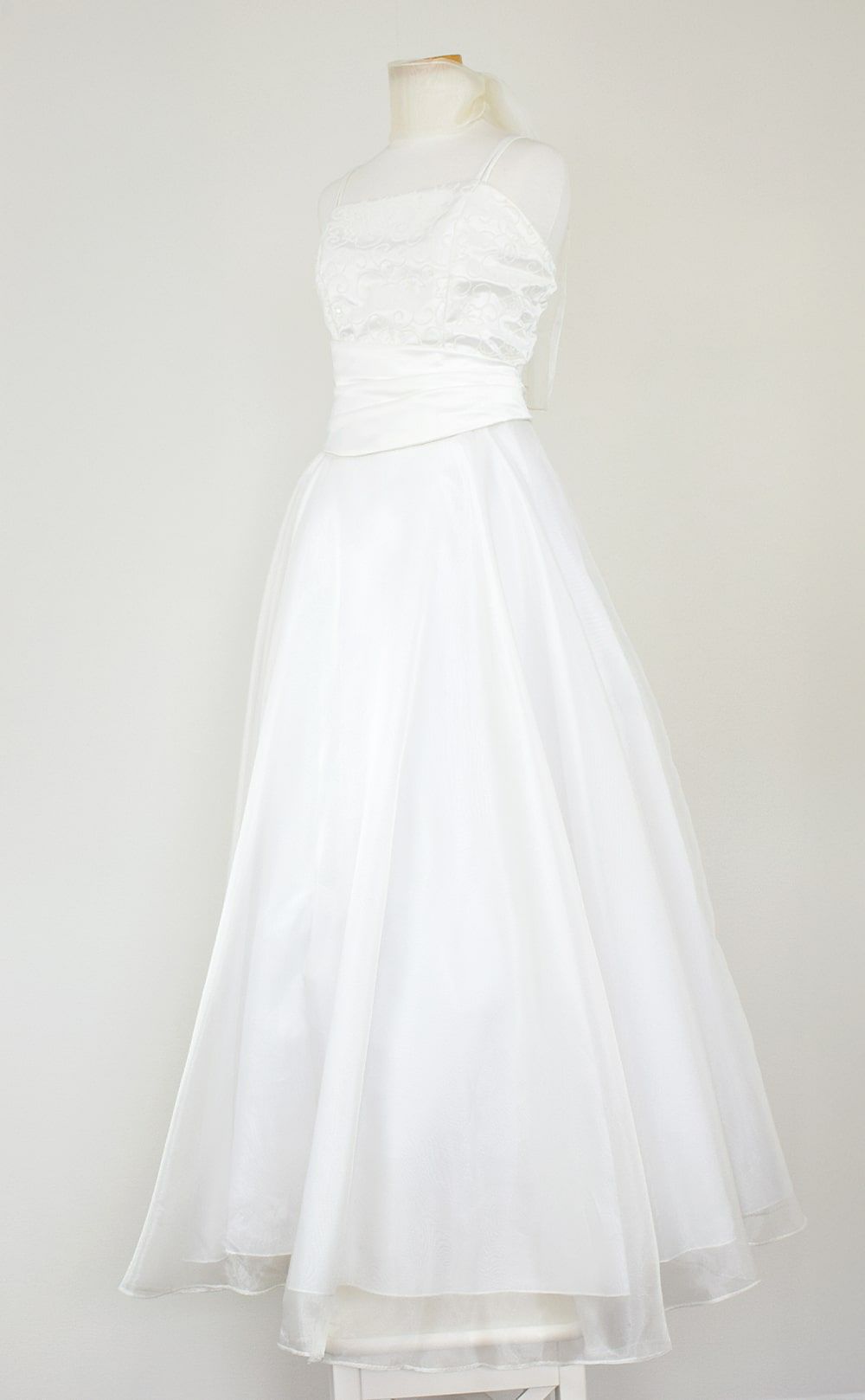 ピアノ発表会や結婚式にぴったりのカラーの女の子用キッズドレス。シンプルで美しいシルエットが魅力のAngel's Closetの子供ドレス レンタル商品（【レンタル】キャビアビーズ＆ダイアゴナルボディオーガンジースカートドレス（HC1568）アイボリー）｜画像4