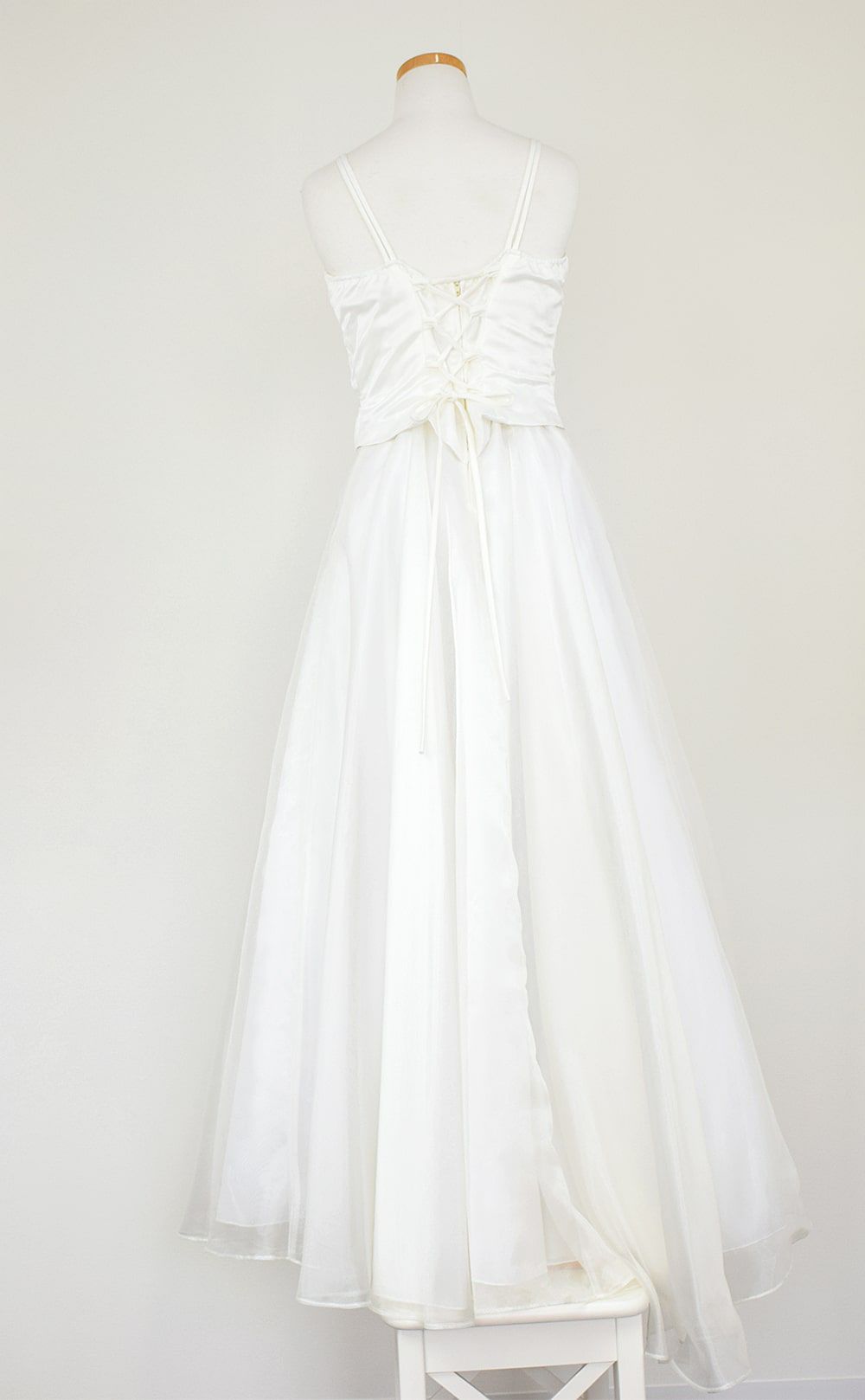 ピアノ発表会や結婚式にぴったりのカラーの女の子用キッズドレス。シンプルで美しいシルエットが魅力のAngel's Closetの子供ドレス レンタル商品（【レンタル】キャビアビーズ＆ダイアゴナルボディオーガンジースカートドレス（HC1568）アイボリー）｜画像5