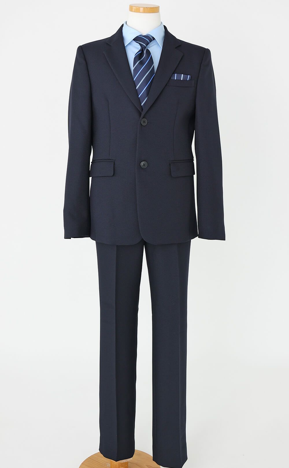 特別な日にぴったりのネイビーカラーの男の子用フォーマルスーツ。シンプルで美しいシルエットが魅力のAngel's Closetの子供フォーマル レンタル商品（【レンタル】レジメンタルタイ ベーシック 長ズボンスーツ5点セット（CAT595602）ネイビー）｜画像3