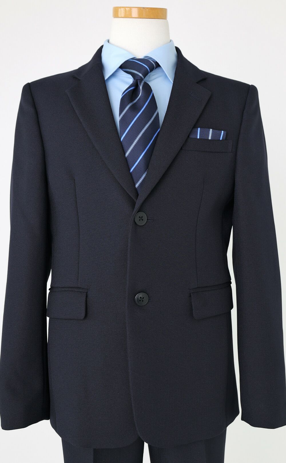 特別な日にぴったりのネイビーカラーの男の子用フォーマルスーツ。シンプルで美しいシルエットが魅力のAngel's Closetの子供フォーマル レンタル商品（【レンタル】レジメンタルタイ ベーシック 長ズボンスーツ5点セット（CAT595602）ネイビー）｜画像6