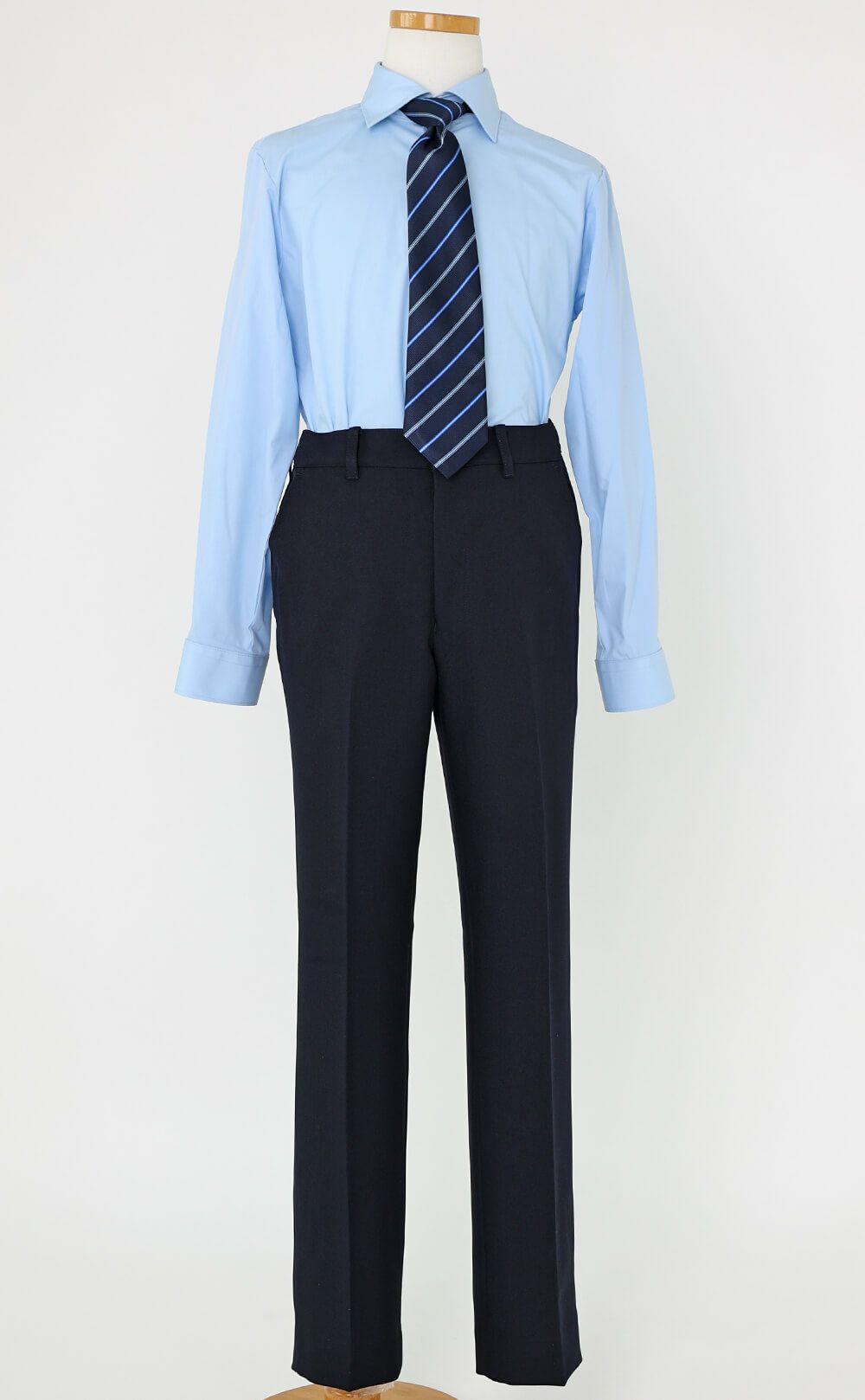 特別な日にぴったりのネイビーカラーの男の子用フォーマルスーツ。シンプルで美しいシルエットが魅力のAngel's Closetの子供フォーマル レンタル商品（【レンタル】レジメンタルタイ ベーシック 長ズボンスーツ5点セット（CAT595602）ネイビー）｜画像7