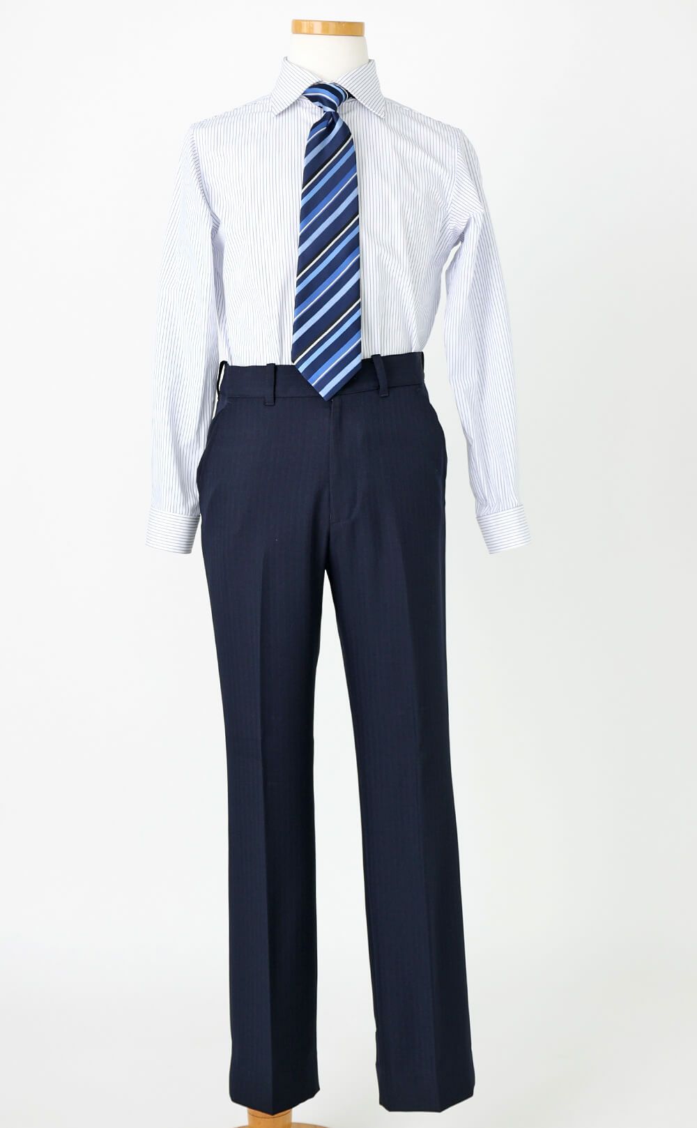 特別な日にぴったりのネイビーカラーの男の子用フォーマルスーツ。シンプルで美しいシルエットが魅力のAngel's Closetの子供フォーマル レンタル商品（【レンタル】レジメンタルタイ ストライプシャツ 長ズボンスーツ5点セット(CAT525610)ネイビー）｜画像7