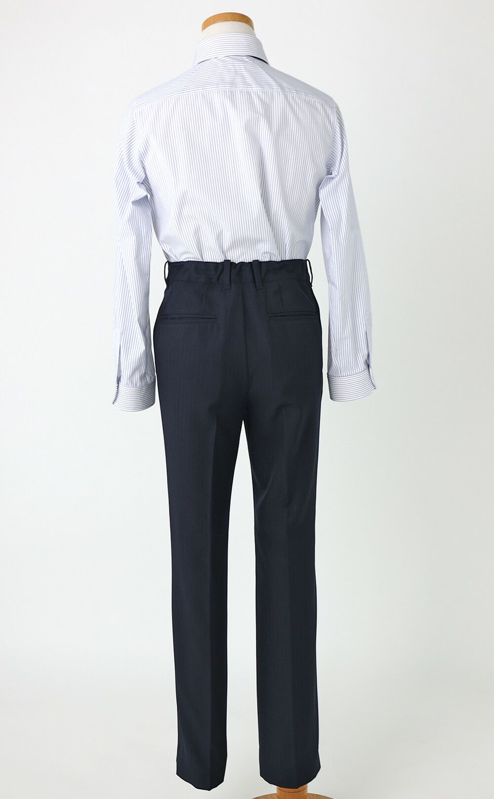 特別な日にぴったりのネイビーカラーの男の子用フォーマルスーツ。シンプルで美しいシルエットが魅力のAngel's Closetの子供フォーマル レンタル商品（【レンタル】レジメンタルタイ ストライプシャツ 長ズボンスーツ5点セット(CAT525610)ネイビー）｜画像8