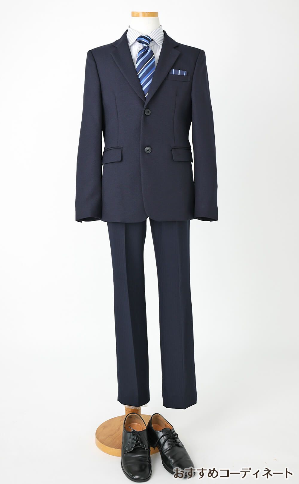 特別な日にぴったりのネイビーカラーの男の子用フォーマルスーツ。シンプルで美しいシルエットが魅力のAngel's Closetの子供フォーマル レンタル商品（【レンタル】レジメンタルタイ ストライプシャツ 長ズボンスーツ5点セット(CAT525610)ネイビー）｜画像9