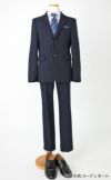 特別な日にぴったりのネイビーカラーの男の子用フォーマルスーツ。シンプルで美しいシルエットが魅力のAngel's Closetの子供フォーマル レンタル商品（【レンタル】レジメンタルタイ ストライプシャツ 長ズボンスーツ5点セット(CAT525610)ネイビー）｜画像9