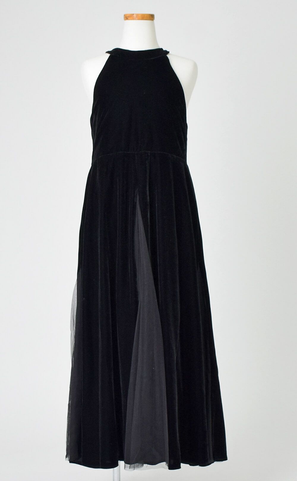 ピアノ発表会や結婚式にぴったりのブラックカラーの女の子用キッズドレス。シンプルで美しいシルエットが魅力のAngel's Closetの子供ドレス レンタル商品（【レンタル】ブラックスリットベルベットロングドレス(YP243) ブラック）｜画像3