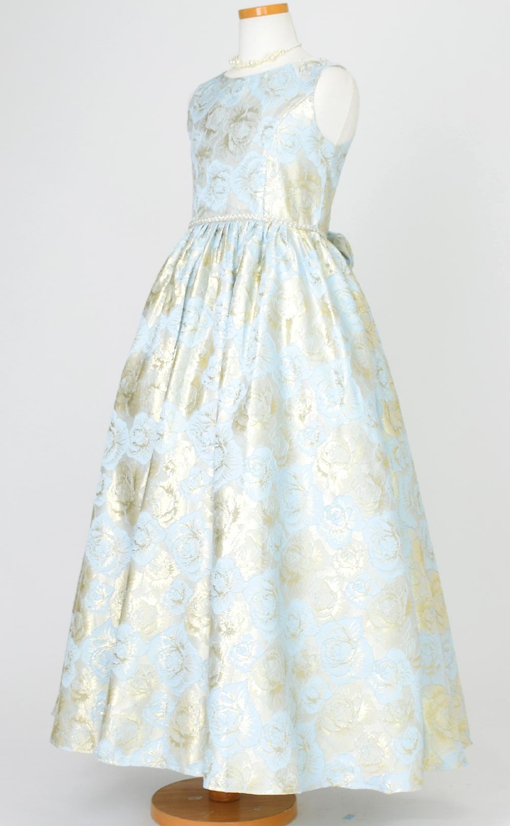 ピアノ発表会や結婚式にぴったりのブルーカラーの女の子用キッズドレス。シンプルで美しいシルエットが魅力のAngel's Closetの子供ドレス レンタル商品（【レンタル】ローズパターンクラシカルロングドレス(YP244) ブルーゴールド）｜画像4