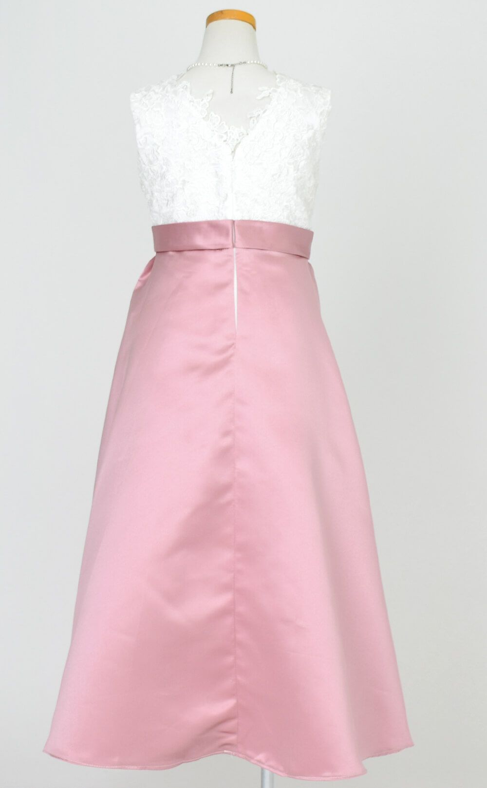 ピアノ発表会や結婚式にぴったりのカラーの女の子用キッズドレス。シンプルで美しいシルエットが魅力のAngel's Closetの子供ドレス レンタル商品（【レンタル】Vネックレース＆バイカラーサテンロングドレス(YP245) ダスティーローズ）｜画像5
