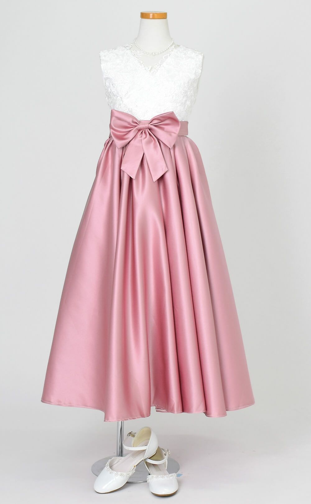 ピアノ発表会や結婚式にぴったりのカラーの女の子用キッズドレス。シンプルで美しいシルエットが魅力のAngel's Closetの子供ドレス レンタル商品（【レンタル】Vネックレース＆バイカラーサテンロングドレス(YP245) ダスティーローズ）｜画像8