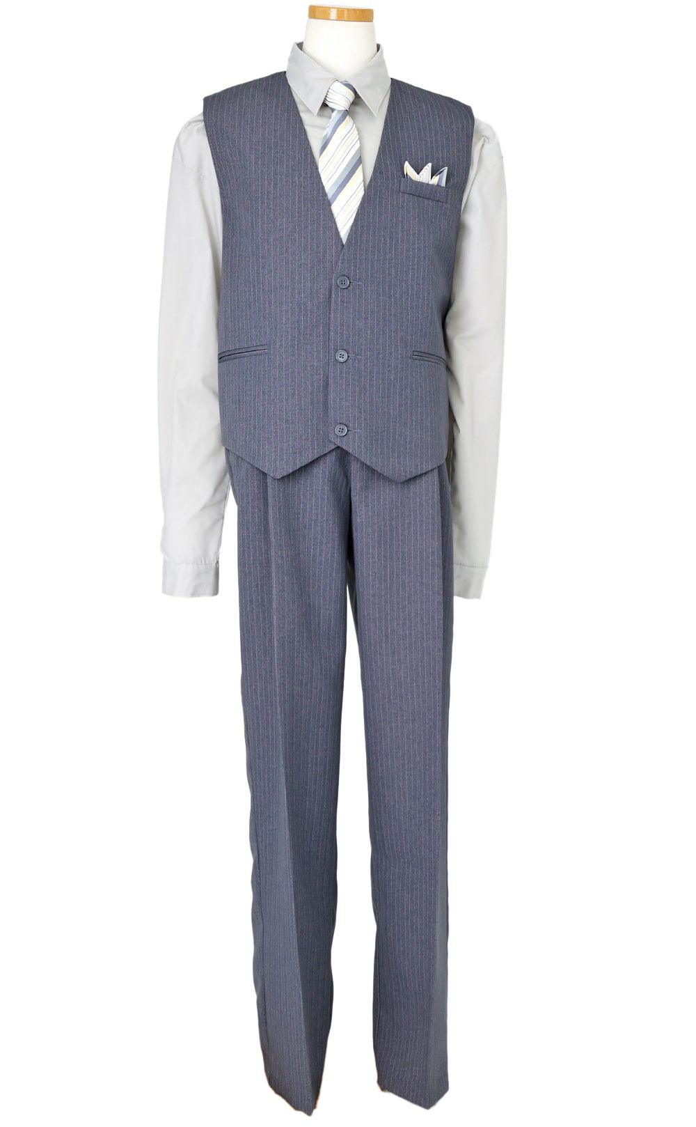 特別な日にぴったりのカラーの男の子用フォーマルスーツ。シンプルで美しいシルエットが魅力のAngel's Closetの子供フォーマル レンタル商品（【レンタル】ベストスーツ4点セット（CC1688）グレー＆シルバー）｜画像3