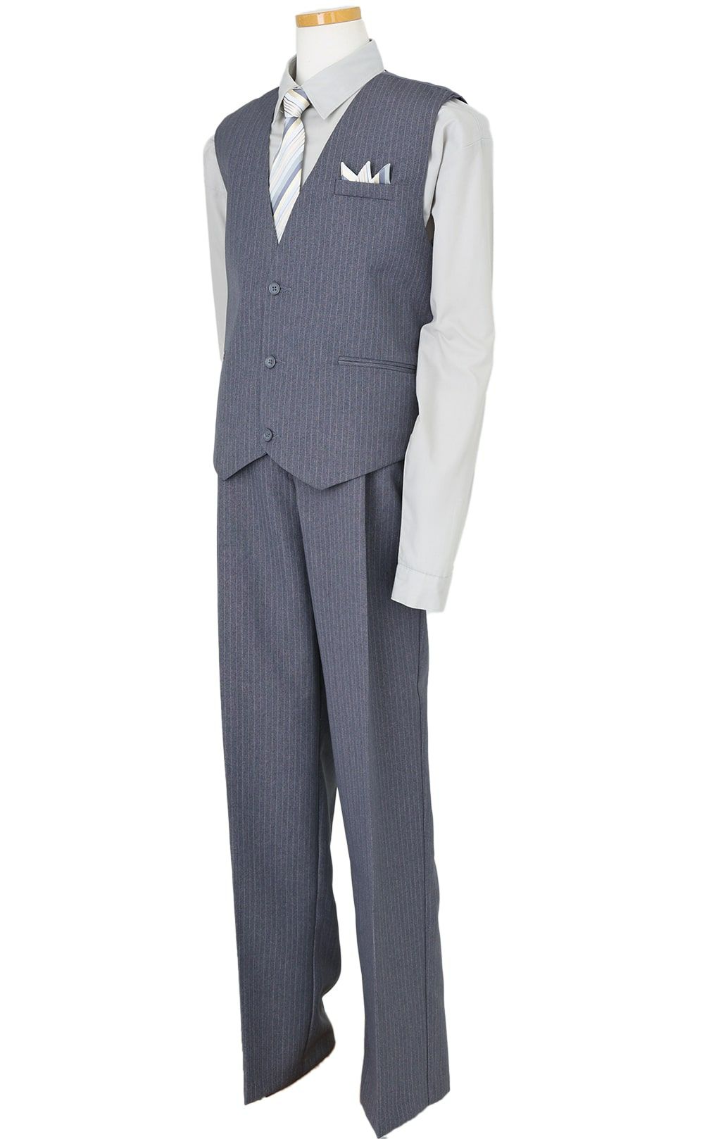 特別な日にぴったりのカラーの男の子用フォーマルスーツ。シンプルで美しいシルエットが魅力のAngel's Closetの子供フォーマル レンタル商品（【レンタル】ベストスーツ4点セット（CC1688）グレー＆シルバー）｜画像4