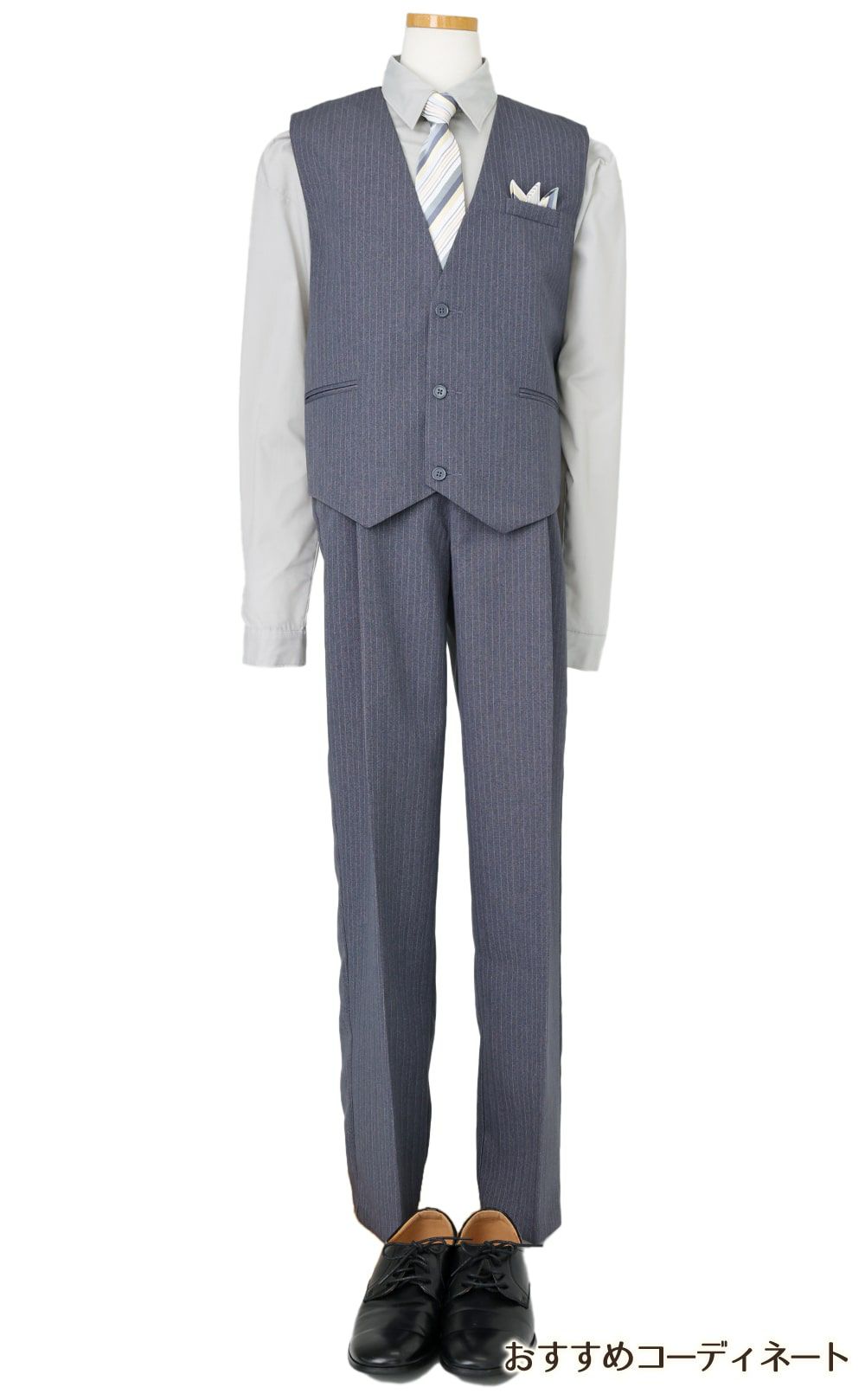 特別な日にぴったりのカラーの男の子用フォーマルスーツ。シンプルで美しいシルエットが魅力のAngel's Closetの子供フォーマル レンタル商品（【レンタル】ベストスーツ4点セット（CC1688）グレー＆シルバー）｜画像6