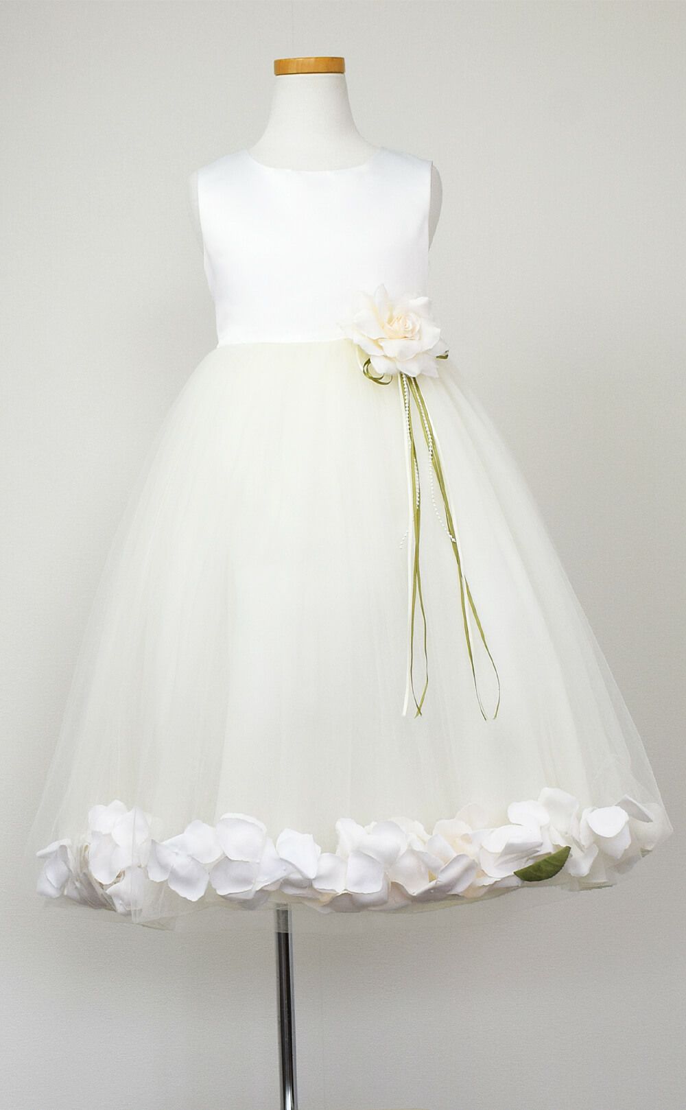 ピアノ発表会や結婚式にぴったりのカラーの女の子用キッズドレス。シンプルで美しいシルエットが魅力のAngel's Closetの子供ドレス レンタル商品（【レンタル】サテン＆チュールフラワーペタルドレス（KD160B）アイボリー）｜画像3