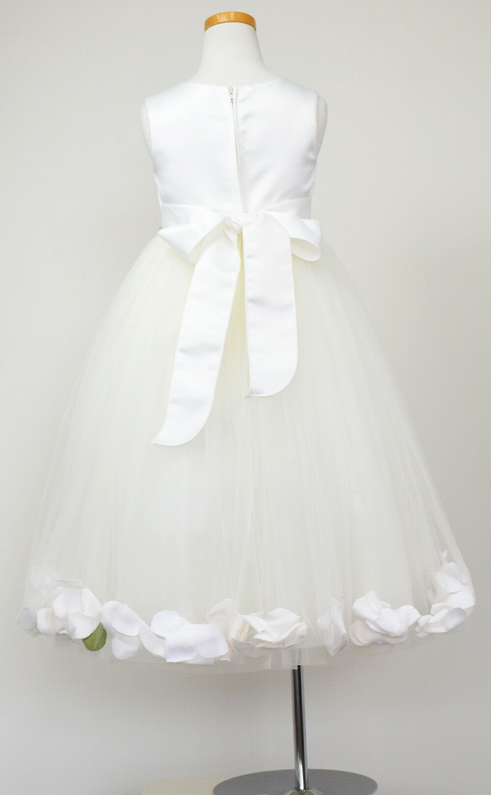 ピアノ発表会や結婚式にぴったりのカラーの女の子用キッズドレス。シンプルで美しいシルエットが魅力のAngel's Closetの子供ドレス レンタル商品（【レンタル】サテン＆チュールフラワーペタルドレス（KD160B）アイボリー）｜画像5