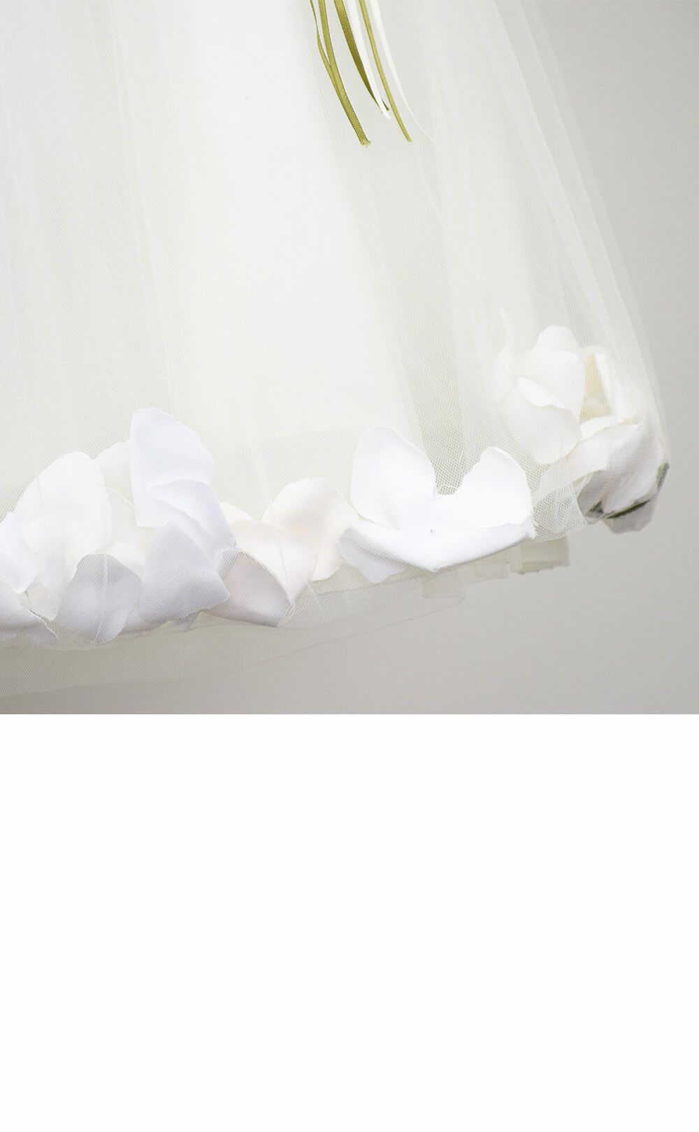 ピアノ発表会や結婚式にぴったりのカラーの女の子用キッズドレス。シンプルで美しいシルエットが魅力のAngel's Closetの子供ドレス レンタル商品（【レンタル】サテン＆チュールフラワーペタルドレス（KD160B）アイボリー）｜画像6