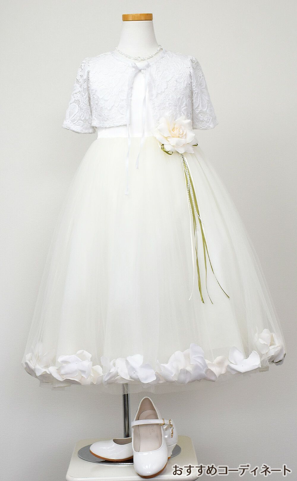 ピアノ発表会や結婚式にぴったりのカラーの女の子用キッズドレス。シンプルで美しいシルエットが魅力のAngel's Closetの子供ドレス レンタル商品（【レンタル】サテン＆チュールフラワーペタルドレス（KD160B）アイボリー）｜画像10