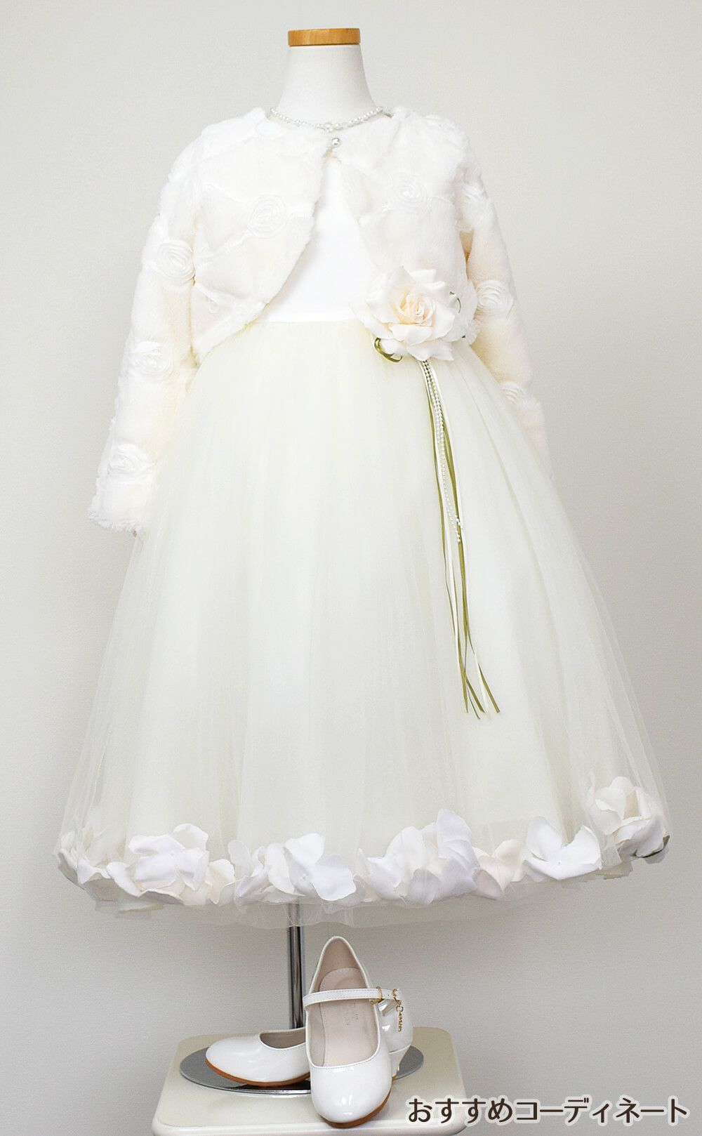 ピアノ発表会や結婚式にぴったりのカラーの女の子用キッズドレス。シンプルで美しいシルエットが魅力のAngel's Closetの子供ドレス レンタル商品（【レンタル】サテン＆チュールフラワーペタルドレス（KD160B）アイボリー）｜画像12