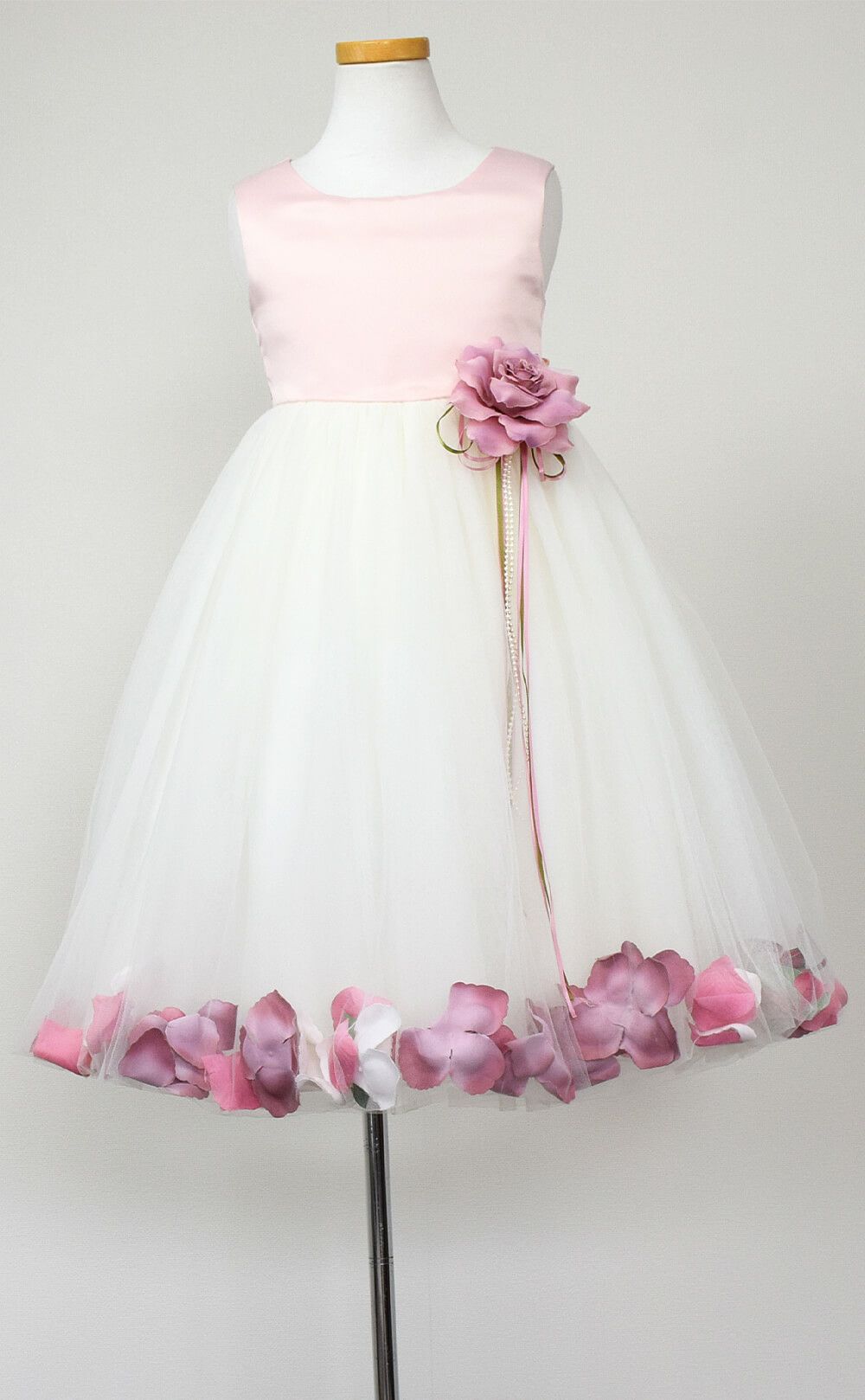 ピアノ発表会や結婚式にぴったりのカラーの女の子用キッズドレス。シンプルで美しいシルエットが魅力のAngel's Closetの子供ドレス レンタル商品（【レンタル】サテン＆チュールフラワーペタルドレス（KD160B）ローズ）｜画像3