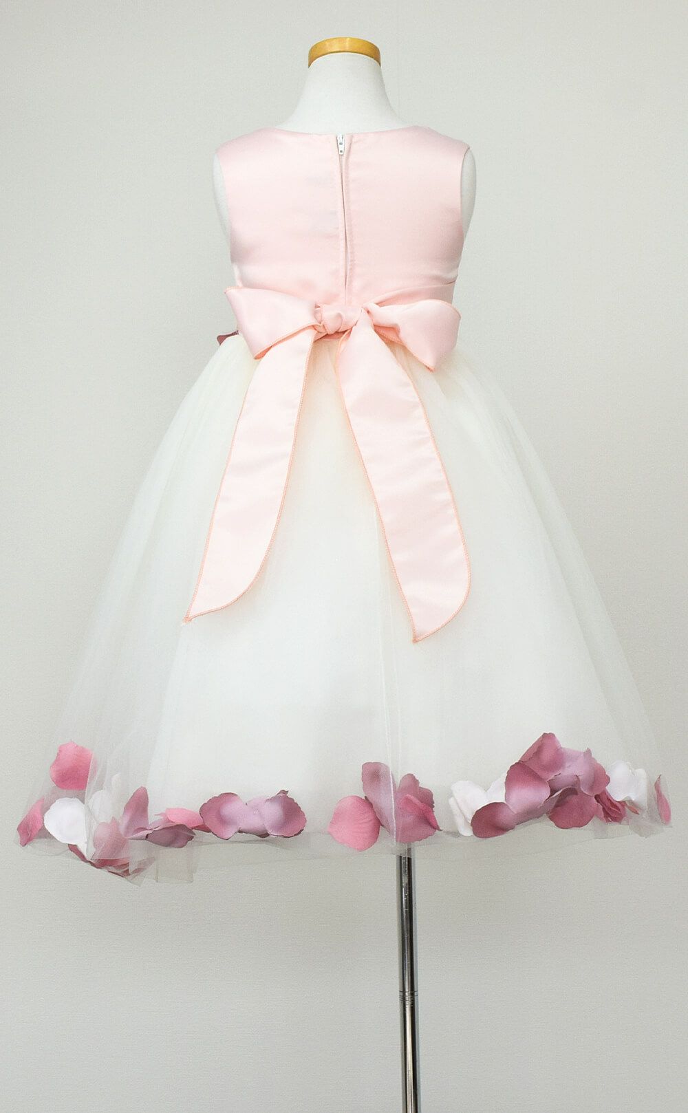ピアノ発表会や結婚式にぴったりのカラーの女の子用キッズドレス。シンプルで美しいシルエットが魅力のAngel's Closetの子供ドレス レンタル商品（【レンタル】サテン＆チュールフラワーペタルドレス（KD160B）ローズ）｜画像5
