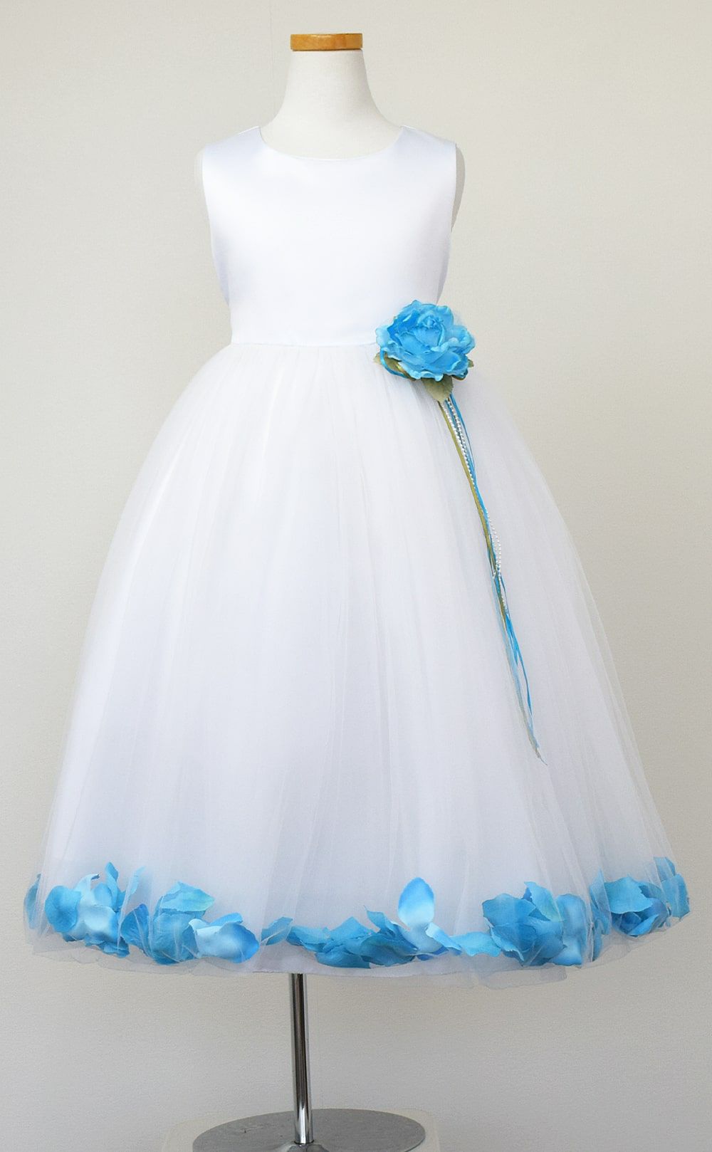 ピアノ発表会や結婚式にぴったりのホワイトカラーの女の子用キッズドレス。シンプルで美しいシルエットが魅力のAngel's Closetの子供ドレス レンタル商品（【レンタル】サテン＆チュールフラワーペタルドレス（KD160B）ホワイト）｜画像3