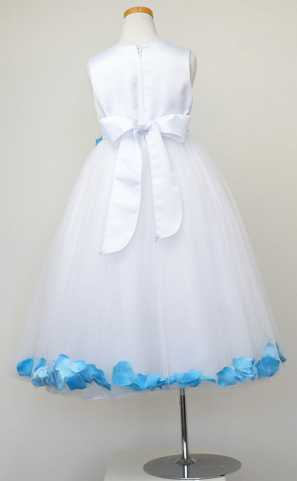 ピアノ発表会や結婚式にぴったりのホワイトカラーの女の子用キッズドレス。シンプルで美しいシルエットが魅力のAngel's Closetの子供ドレス レンタル商品（【レンタル】サテン＆チュールフラワーペタルドレス（KD160B）ホワイト）｜画像5