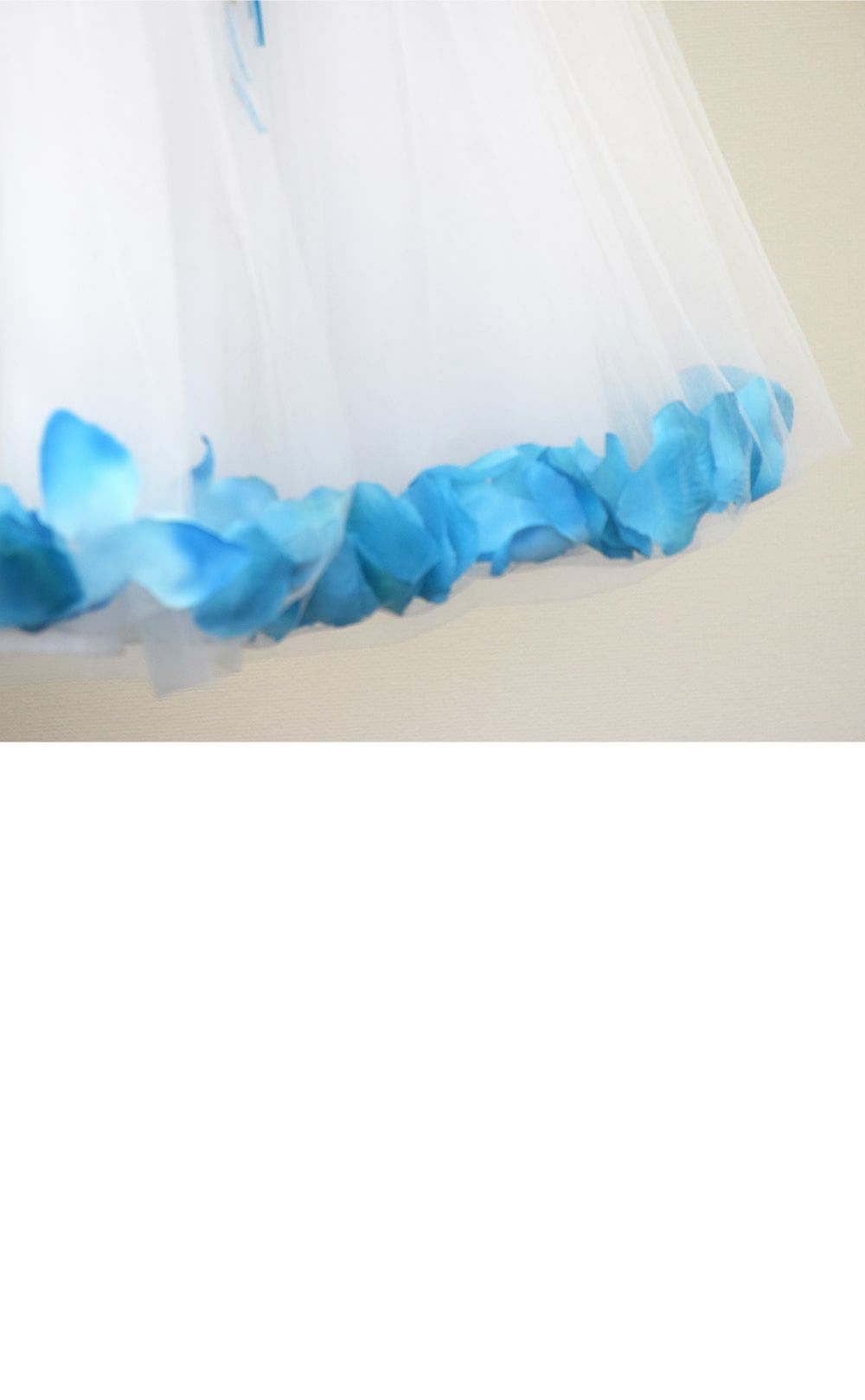 ピアノ発表会や結婚式にぴったりのホワイトカラーの女の子用キッズドレス。シンプルで美しいシルエットが魅力のAngel's Closetの子供ドレス レンタル商品（【レンタル】サテン＆チュールフラワーペタルドレス（KD160B）ホワイト）｜画像6