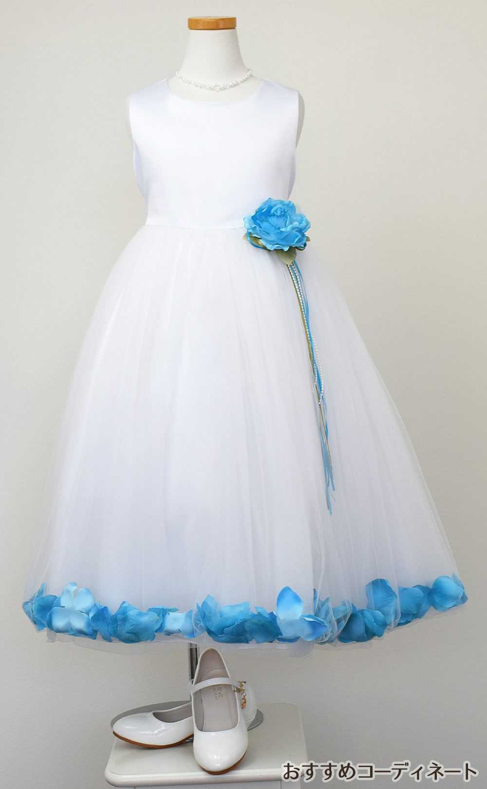 ピアノ発表会や結婚式にぴったりのホワイトカラーの女の子用キッズドレス。シンプルで美しいシルエットが魅力のAngel's Closetの子供ドレス レンタル商品（【レンタル】サテン＆チュールフラワーペタルドレス（KD160B）ホワイト）｜画像9