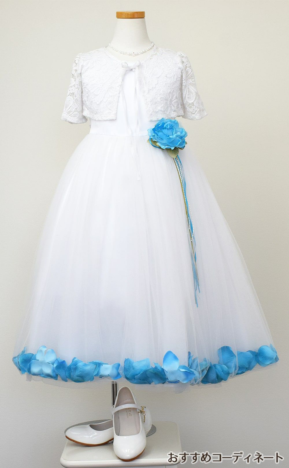 ピアノ発表会や結婚式にぴったりのホワイトカラーの女の子用キッズドレス。シンプルで美しいシルエットが魅力のAngel's Closetの子供ドレス レンタル商品（【レンタル】サテン＆チュールフラワーペタルドレス（KD160B）ホワイト）｜画像10