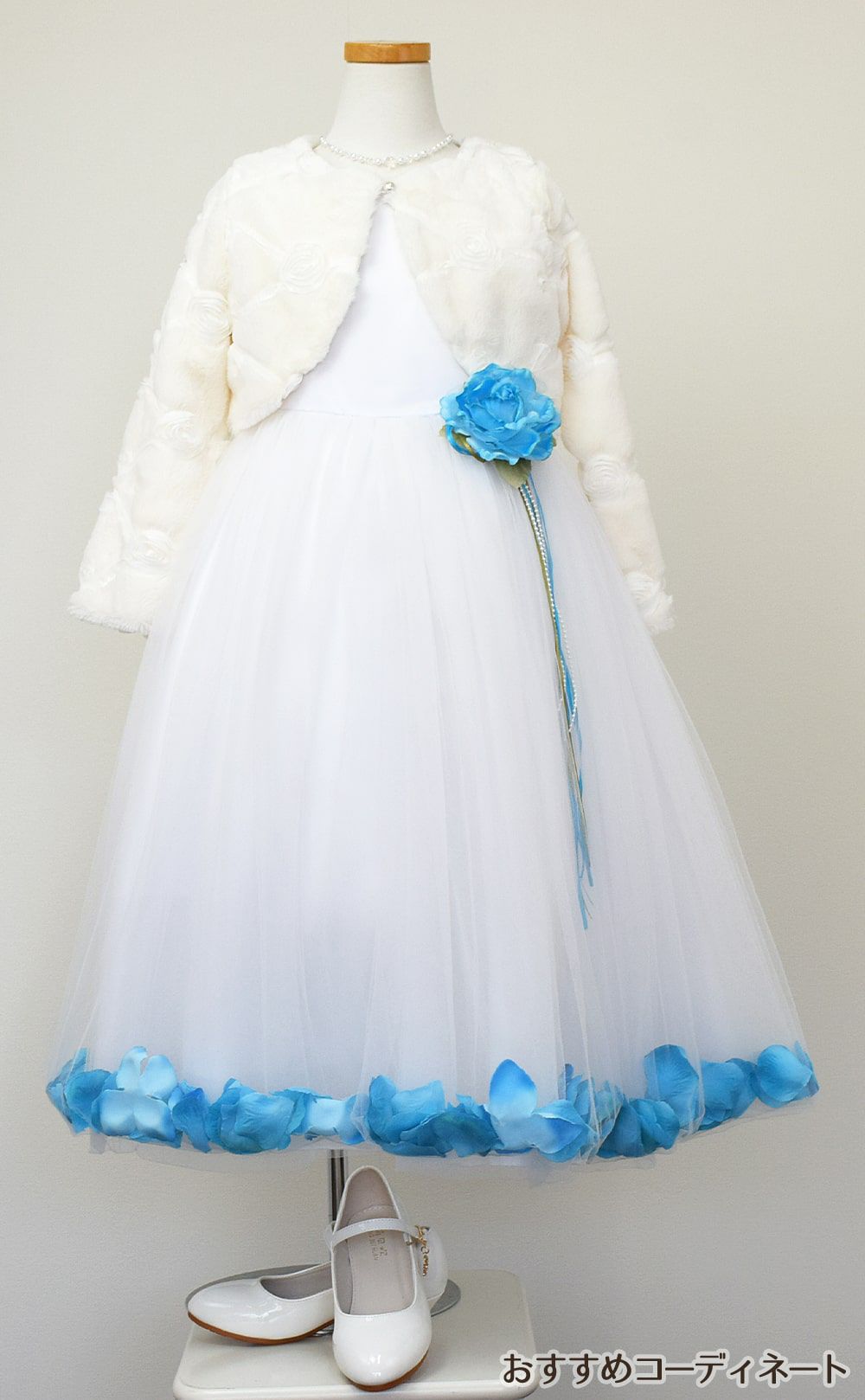 ピアノ発表会や結婚式にぴったりのホワイトカラーの女の子用キッズドレス。シンプルで美しいシルエットが魅力のAngel's Closetの子供ドレス レンタル商品（【レンタル】サテン＆チュールフラワーペタルドレス（KD160B）ホワイト）｜画像12